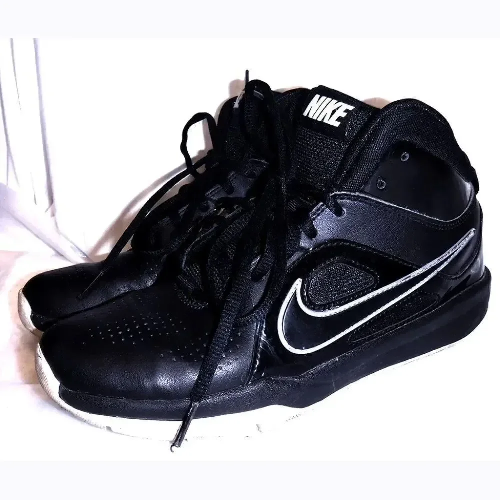 Nike Team Hustle black/white basketball shoes